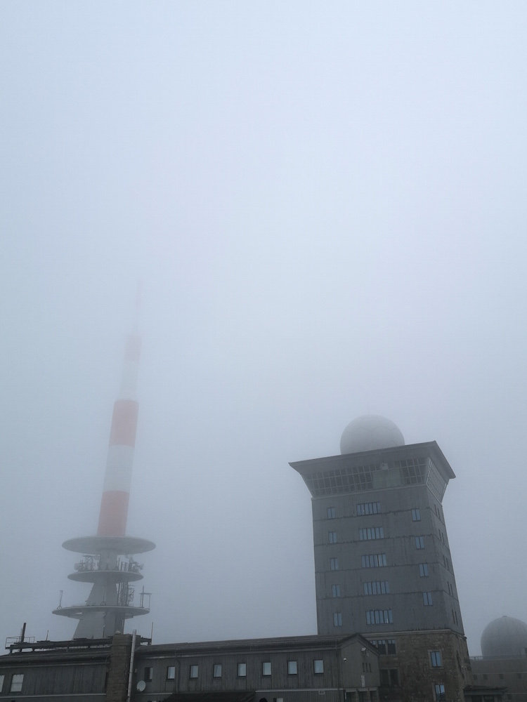 Brockenhaus im Nebel