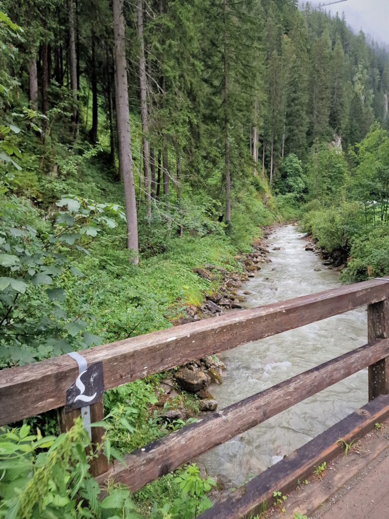 Am Lech entlang geht es Richtung Wasserfall