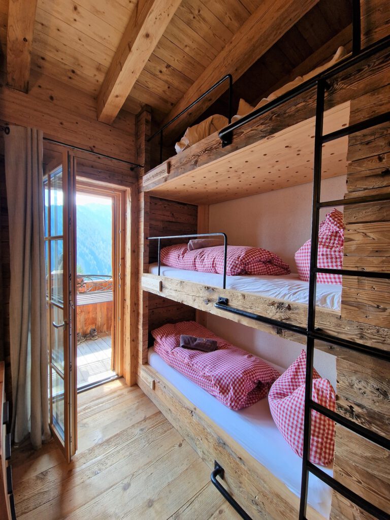 Stockbettzimmer in der Hütte: Bergblick aus dem Bett inklusive