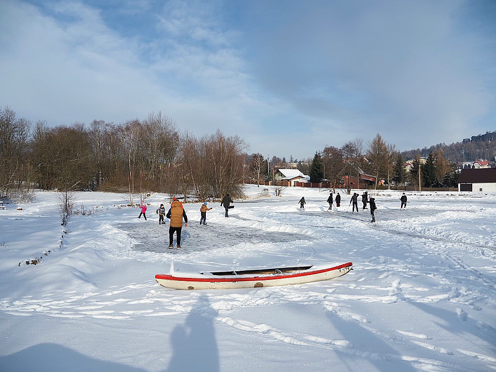 Eishockey auf einem gefrorenen See