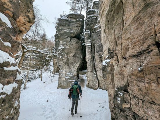 Winterwandern im Elbsandsteingebirge: Fährtenlesen und auf Schneeschuhtour