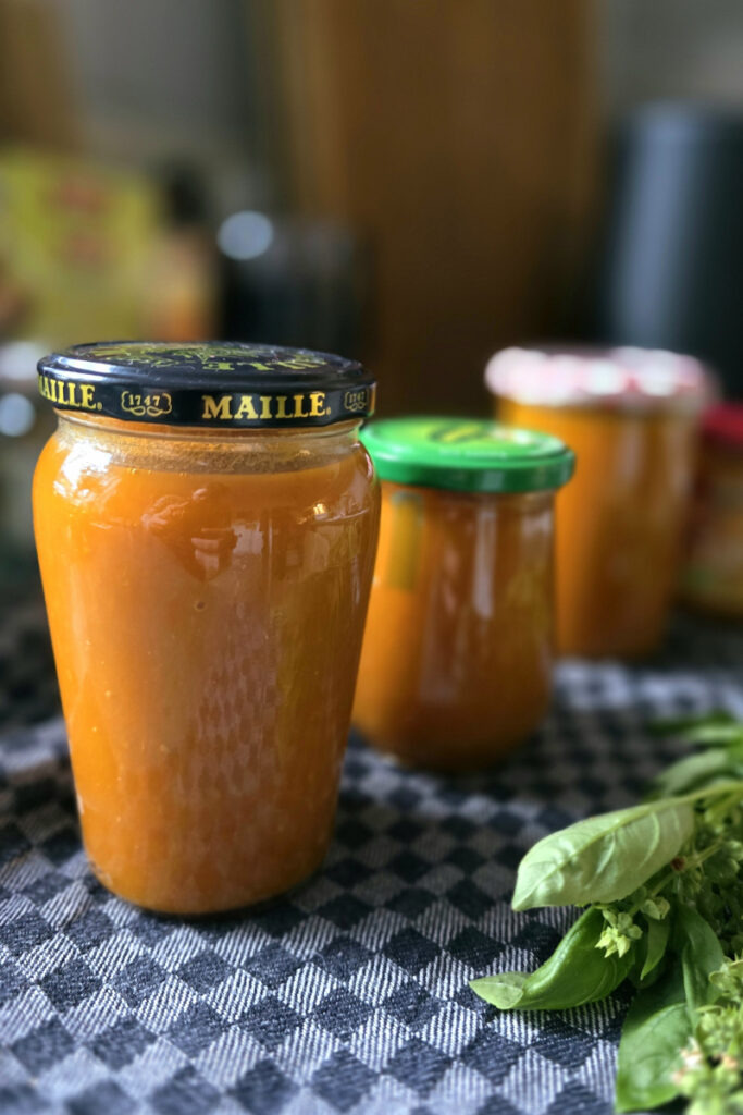 Einmachgläser mit Tomatensauce